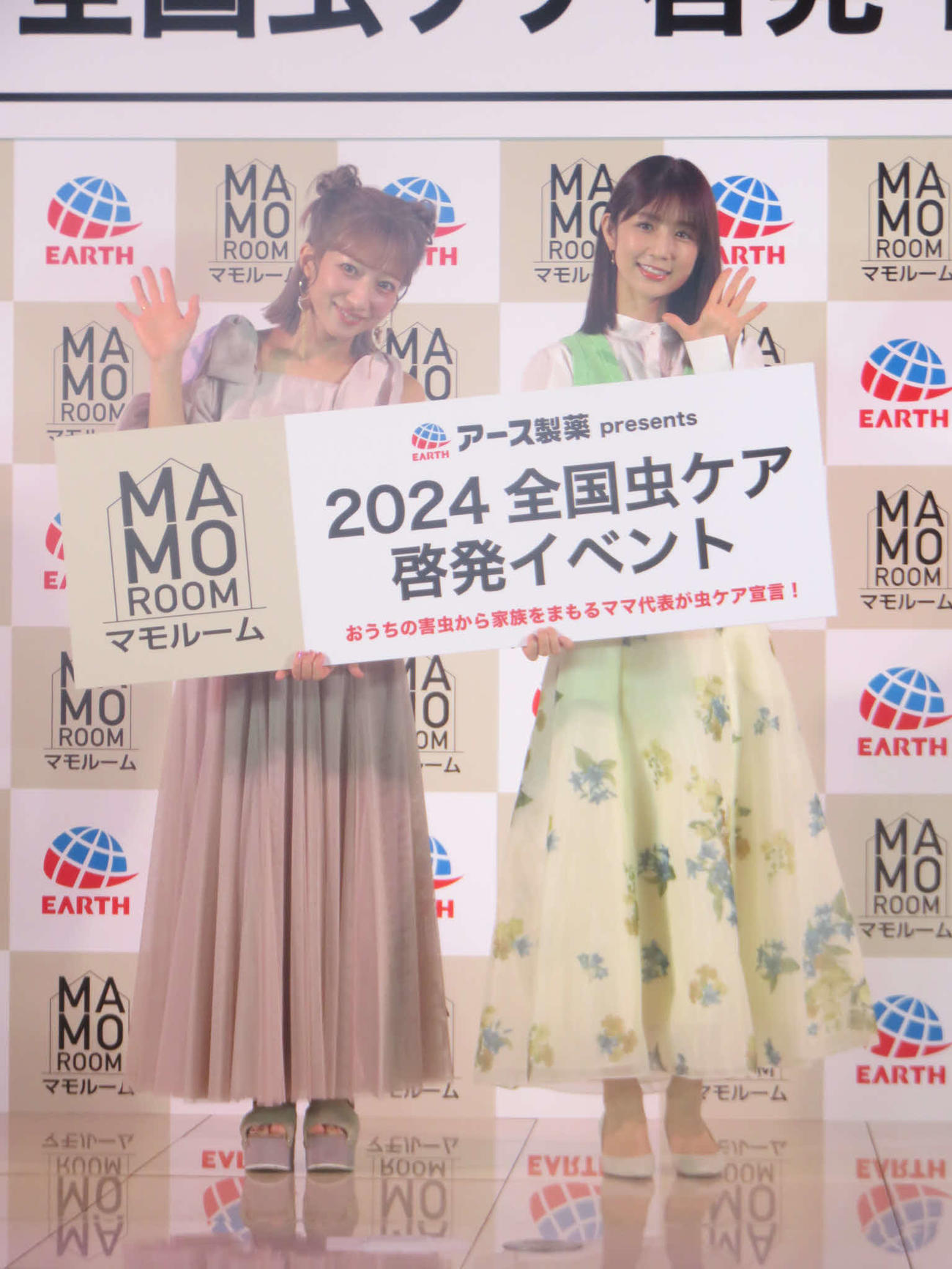 辻希美（左）と共に「アース製薬　presents 2024　全国虫ケア啓発イベント」に出席した小倉優子