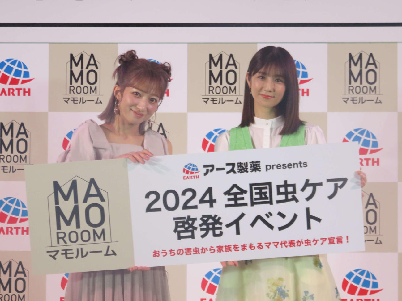 辻希美（左）と共に「アース製薬　presents 2024　全国虫ケア啓発イベント」に出席した小倉優子