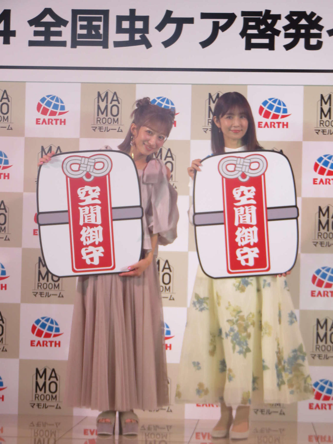 辻希美（左）と共に「アース製薬　presents 2024　全国虫ケア啓発イベント」に出席した小倉優子
