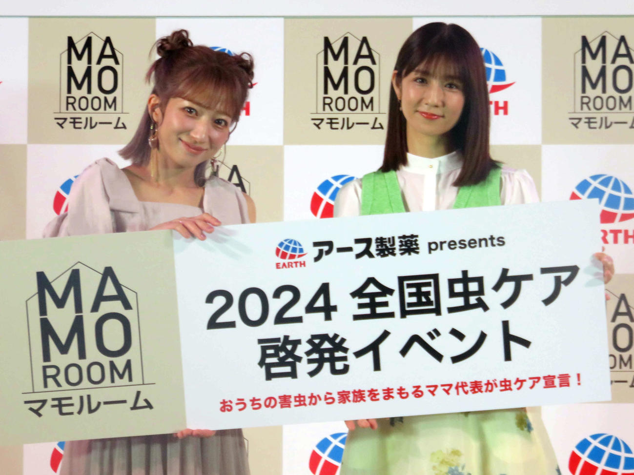 「アース製薬　presents 2024　全国虫ケア啓発イベント」に出席した辻希美（左）と小倉優子