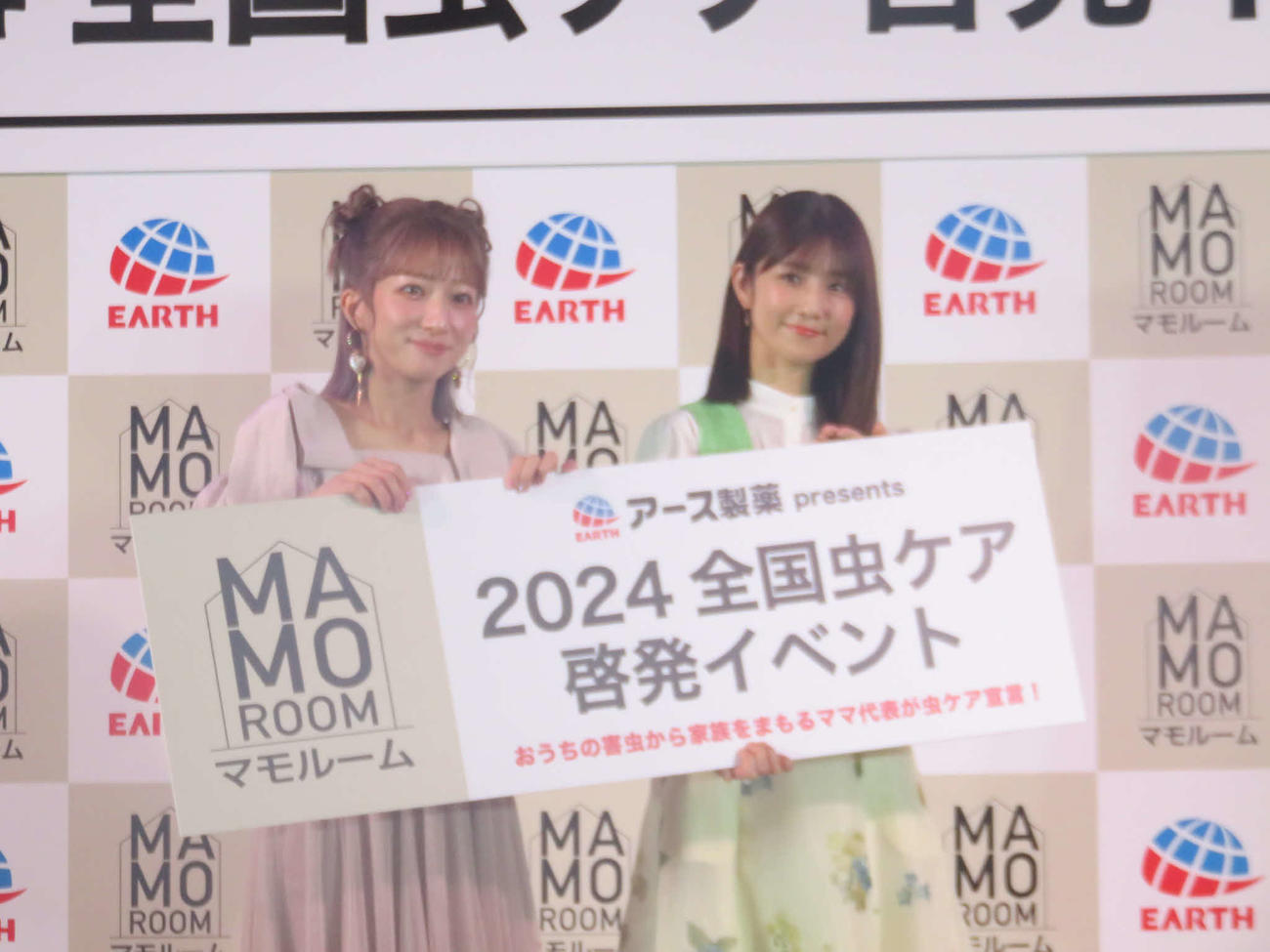 「アース製薬　presents 2024　全国虫ケア啓発イベント」に出席した辻希美（左）と小倉優子
