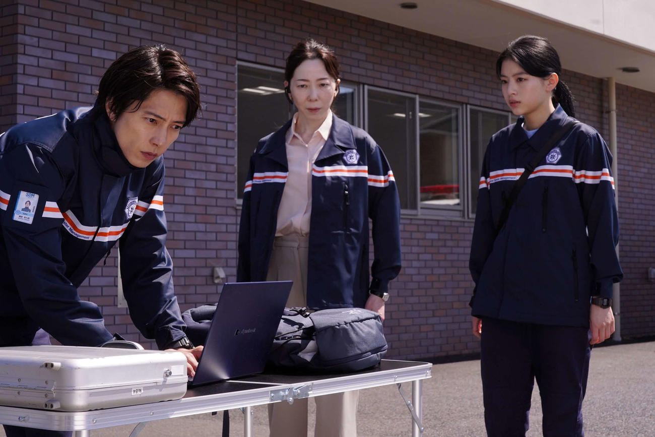 フジテレビ系「ブルーモーメント」に出演する左から山下智久、平岩紙、出口夏希（C）フジテレビ