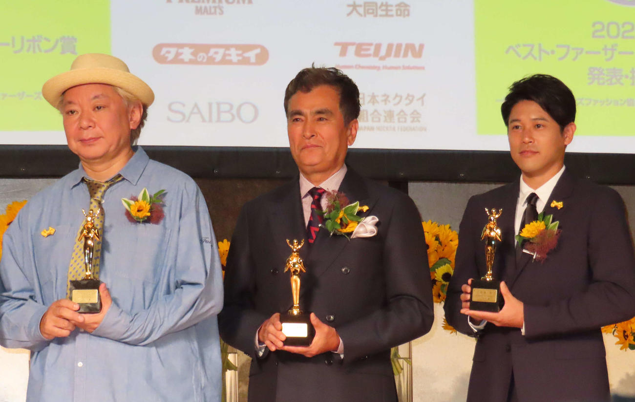 第43回ベスト・ファーザー「イエローリボン賞」授賞式に出席した、左から鈴木おさむさん、石原良純、内田篤人さん