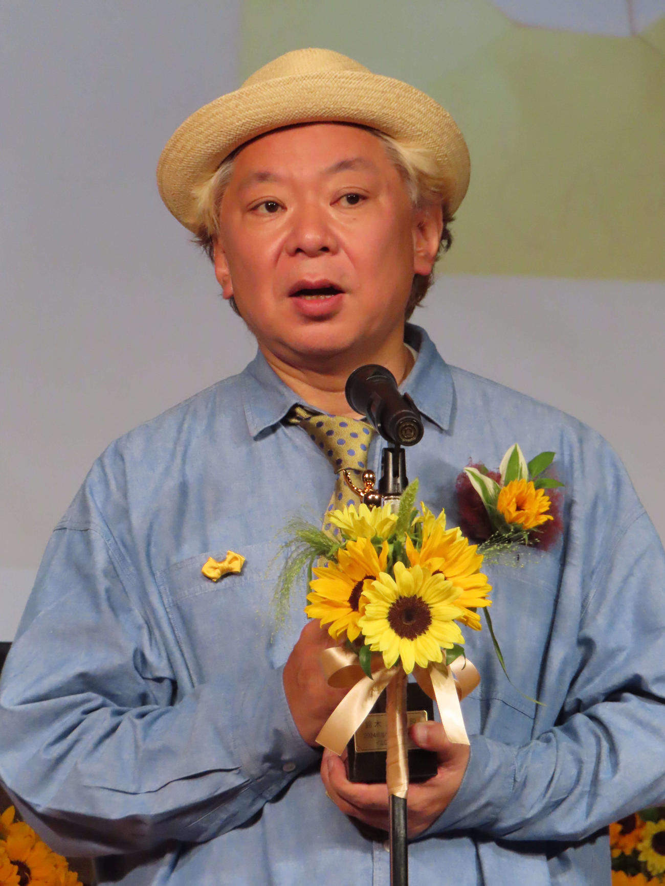 第43回ベスト・ファーザー「イエローリボン賞」を受賞した鈴木おさむさん