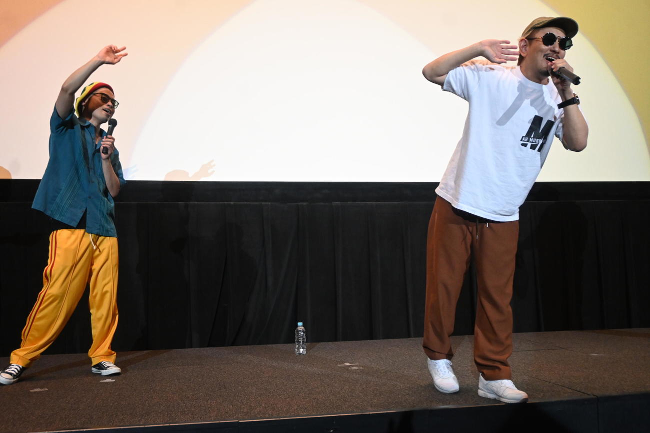 お笑いコンビアキナの山名文和（左）とボブ・マリーの名曲「ONE LOVE」の歌唱指導するDOZAN11 aka　三木道三（撮影・松浦隆司）