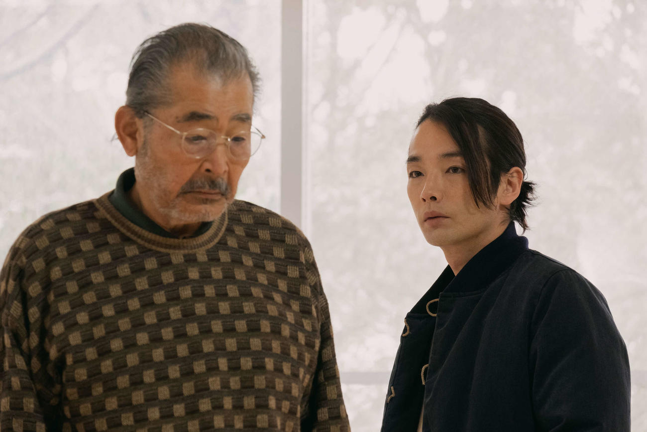 藤竜也（左）が森山未來と共演し、ジャパン・カッツで特別生涯功労賞を授与される映画「大いなる不在」の1シーン（C）2023クレイテプス