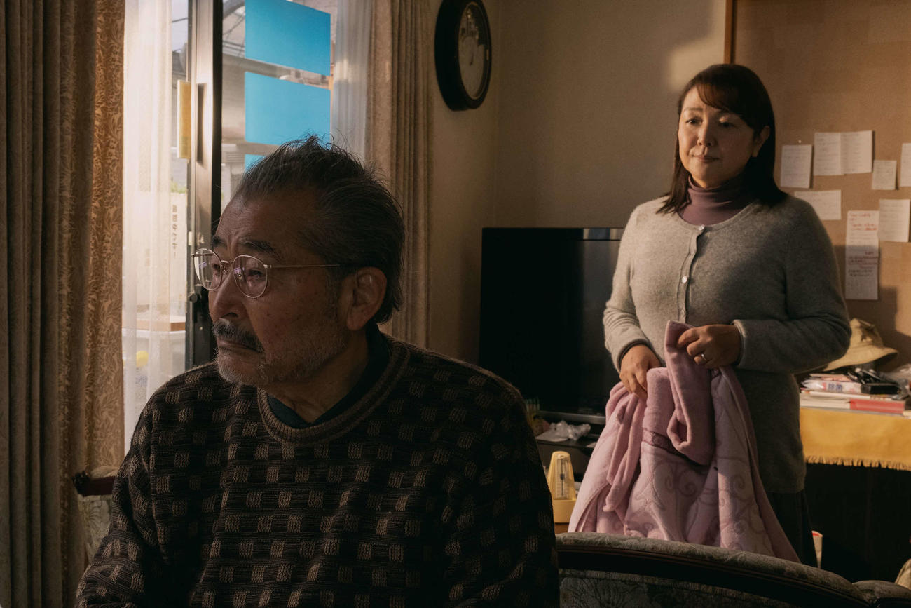 藤竜也がジャパン・カッツで特別生涯功労賞を授与される映画「大いなる不在」の1シーン（右は原日出子）（C）2023クレイテプス