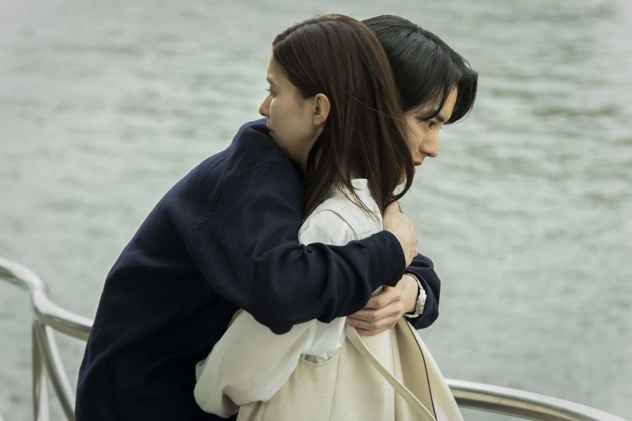 フジテレビ系「Re：リベンジ－欲望の果てに－」に出演する赤楚衛二、芳根京子（C）フジテレビ