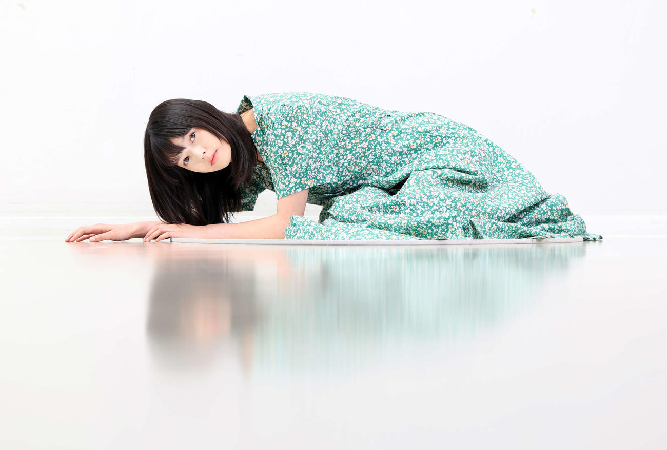 大きな瞳（ひとみ）が印象的で、神秘的なムードも漂う夏子（撮影・浅見桂子）