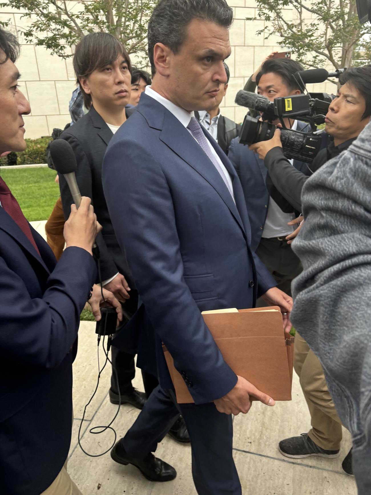2度目の審理を終え、連邦地裁から引き揚げる際、多くの報道陣に囲まれる水原被告（後方）。手前はフリードマン弁護士（撮影・斎藤庸裕）