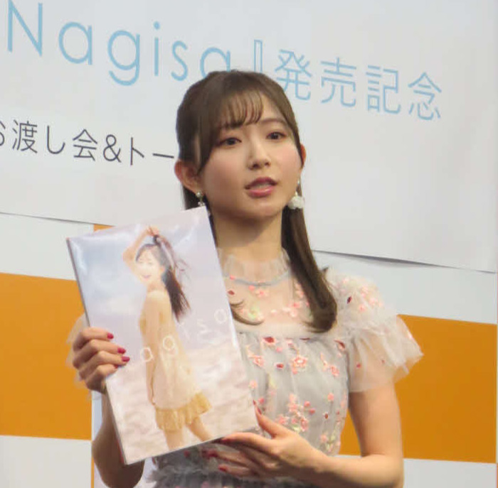 青山なぎさ（2024年3月撮影）