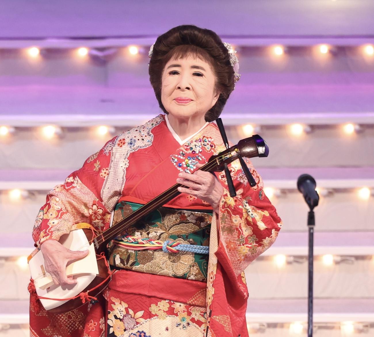「ソーラン渡り鳥」を披露するこまどり姉妹の妹の敏子（撮影・河田真司）