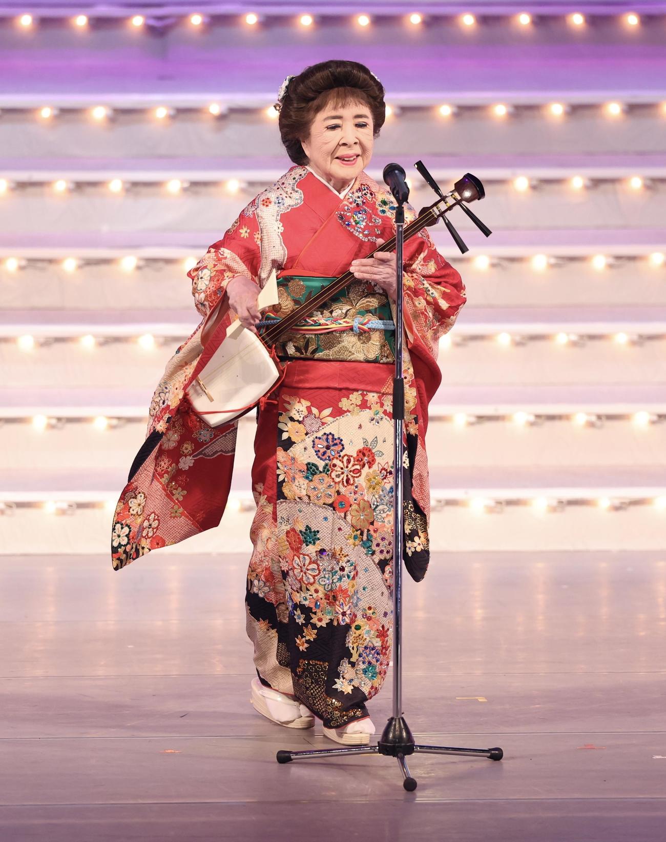 「ソーラン渡り鳥」を披露するこまどり姉妹の妹の敏子（撮影・河田真司）