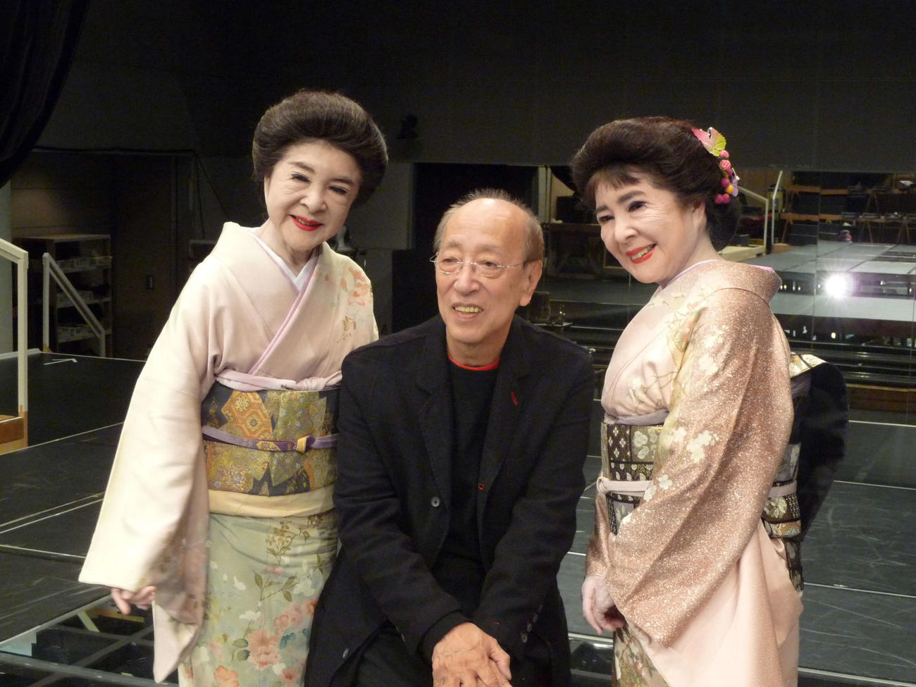 演出舞台「ハムレット」に特別出演し、蜷川幸雄さん（中央）と対談したこまどり姉妹（2012年1月撮影）