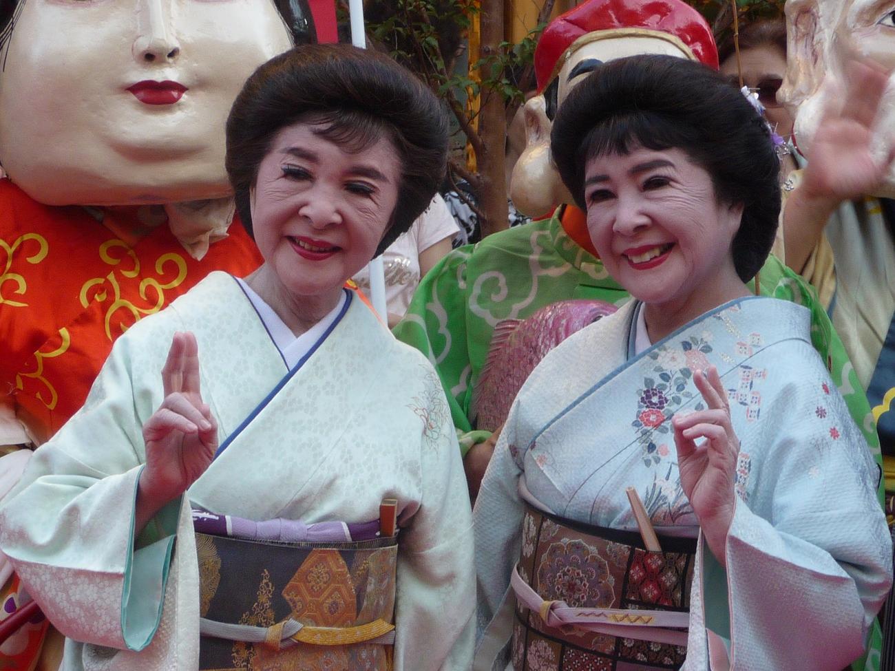 こまどり姉妹。左から栄子、敏子（2010年9月撮影）