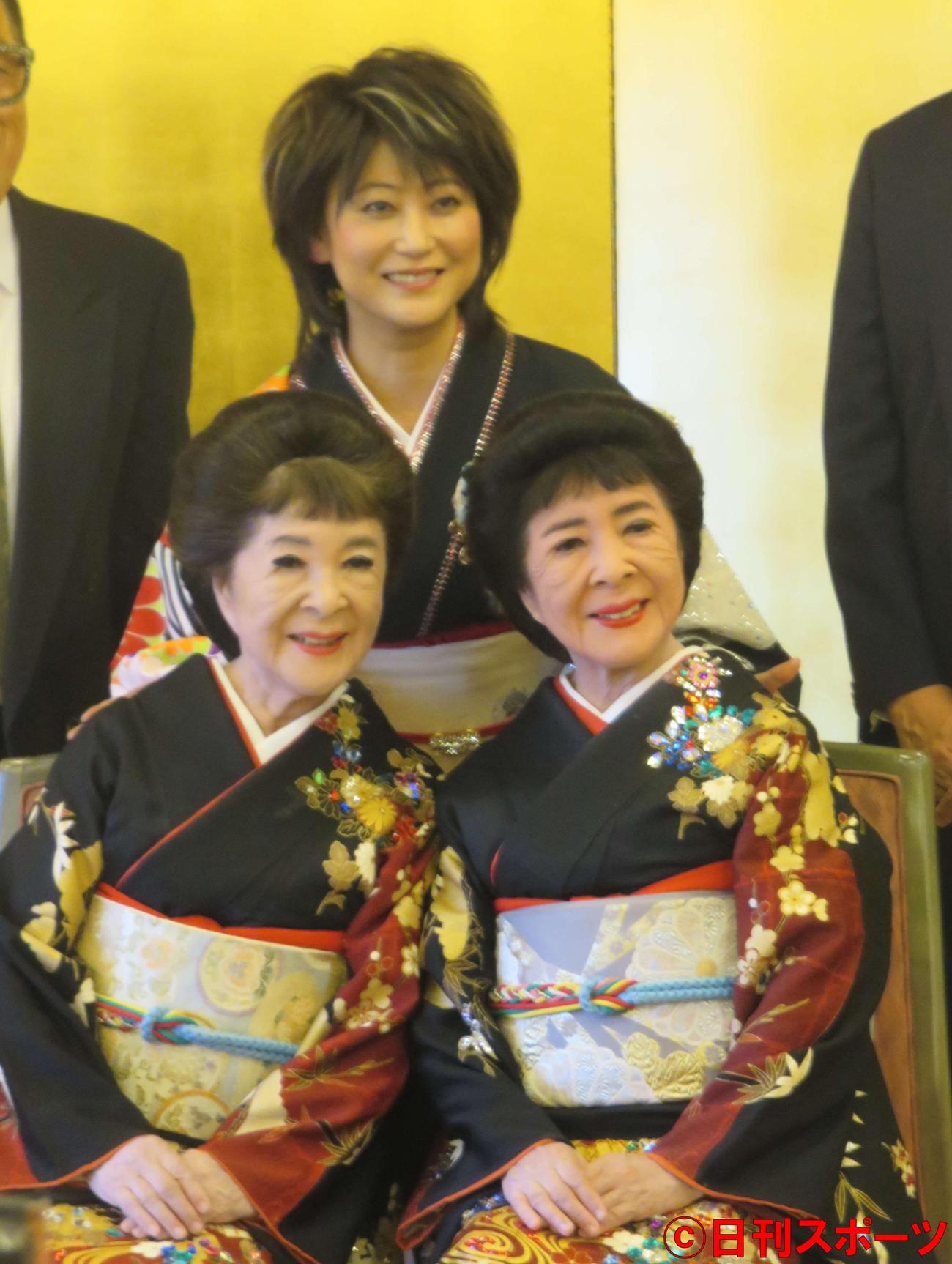 友近こと水谷千恵子（中央）とこまどり姉妹（2018年撮影）
