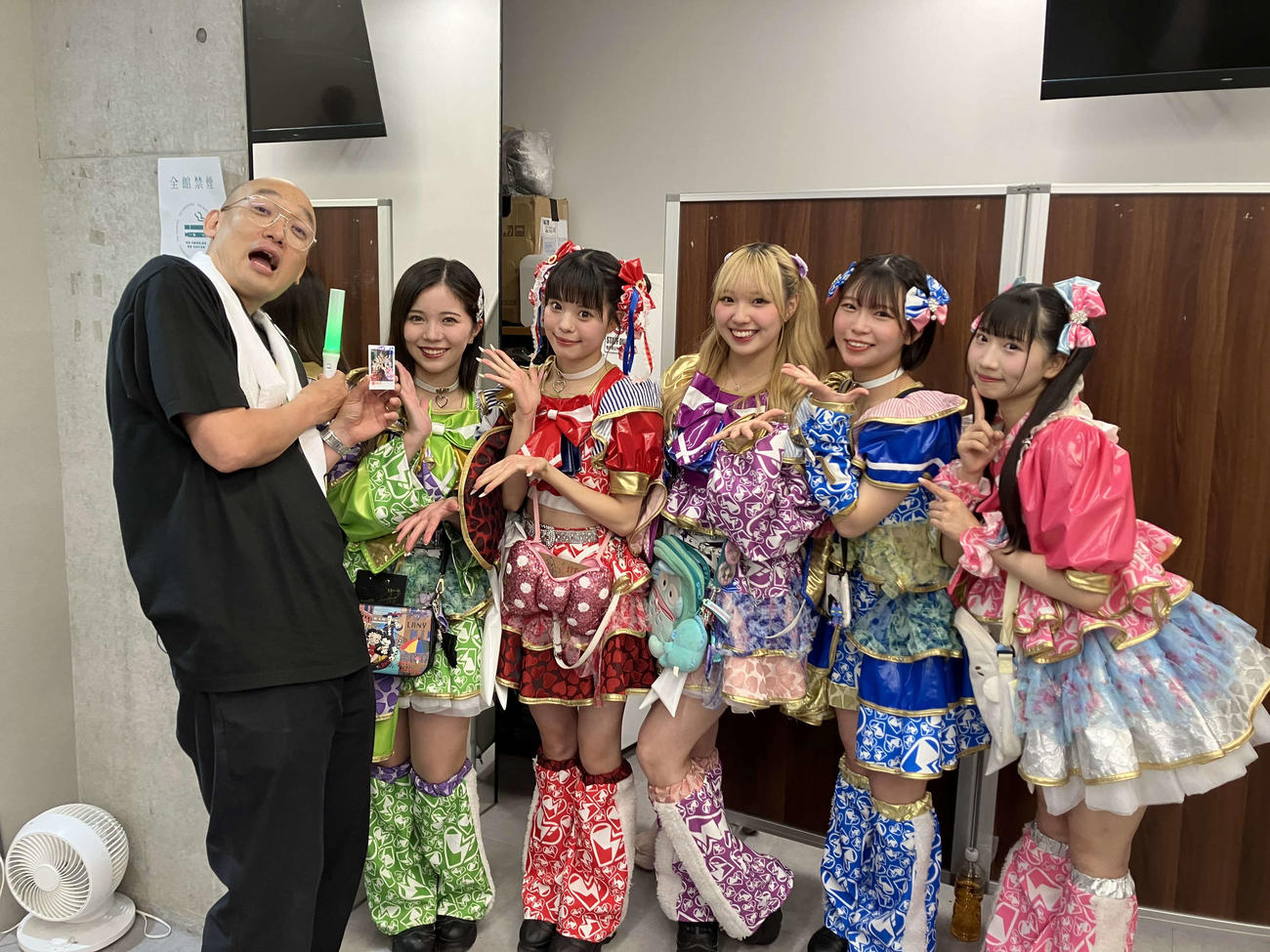 みなみかわ（左から1人目）と「グットクルー」メンバー（C）テレビ大阪