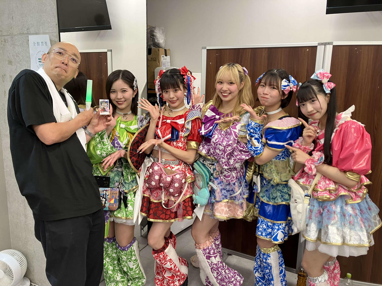 みなみかわ（左から1人目）と「グットクルー」メンバー（C）テレビ大阪