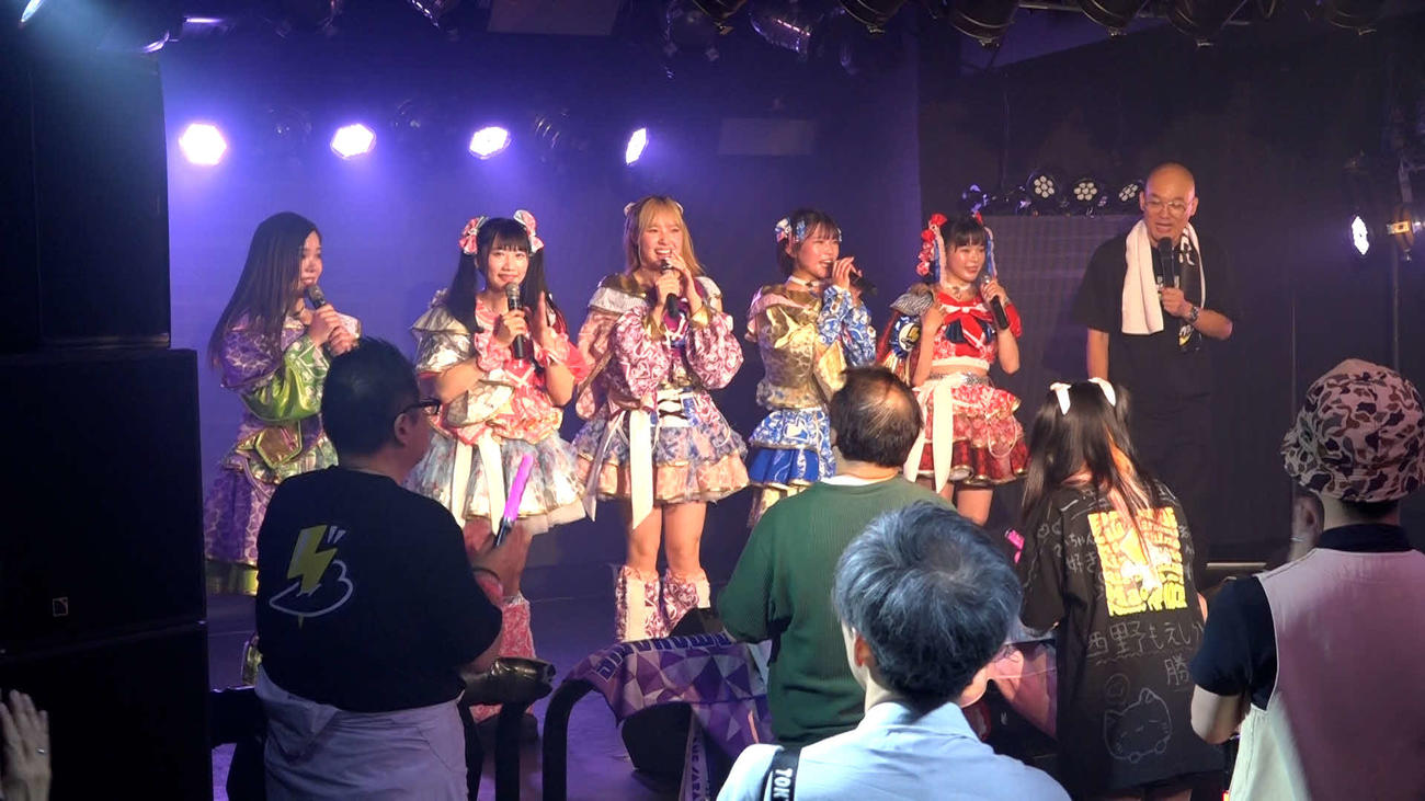 グットクルーのライブに参戦したみなみかわ（右から1人目）（C）テレビ大阪