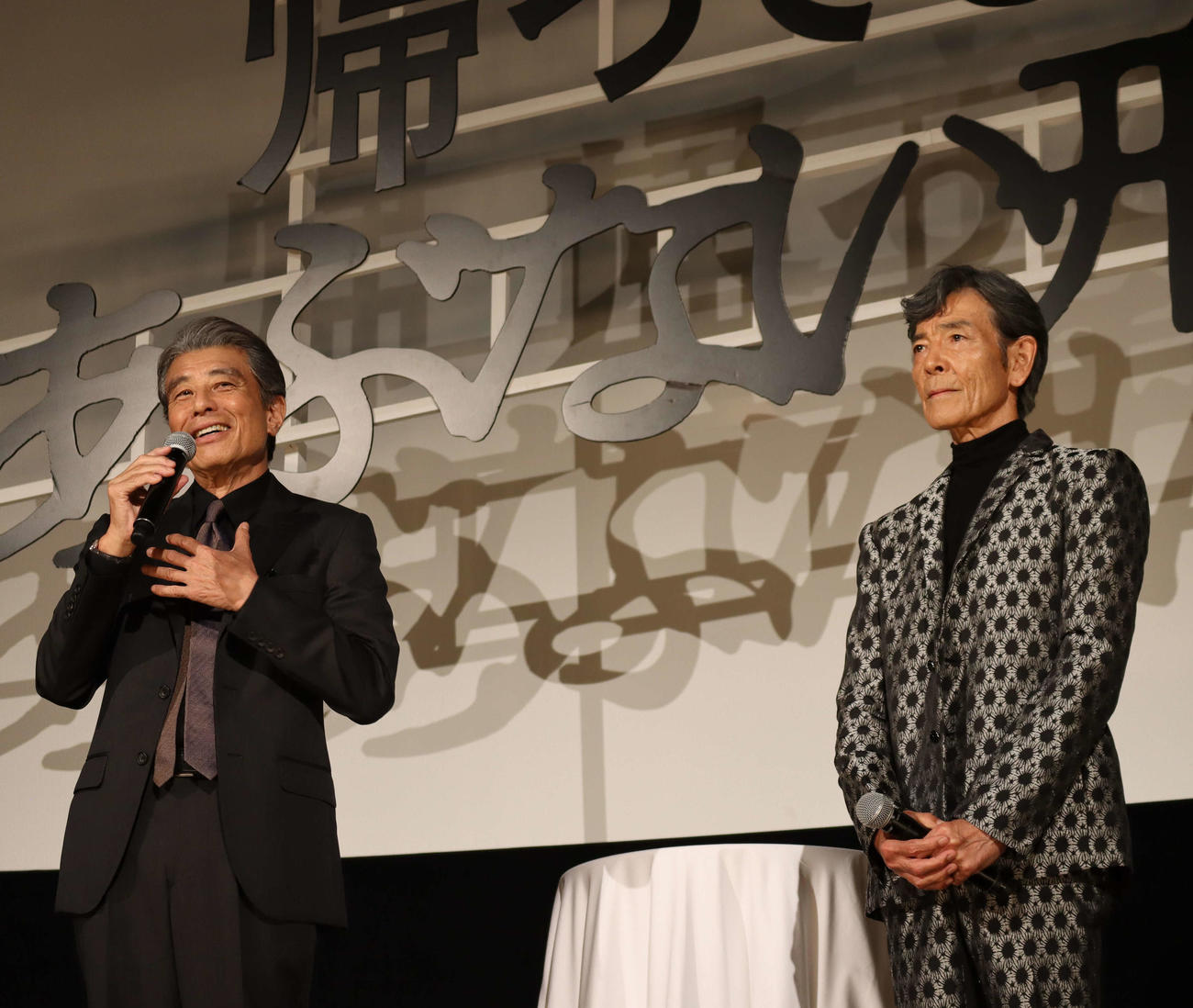 映画「帰ってきた　あぶない刑事」の大ヒット御礼舞台あいさつに出席した舘ひろし（左）、柴田恭兵