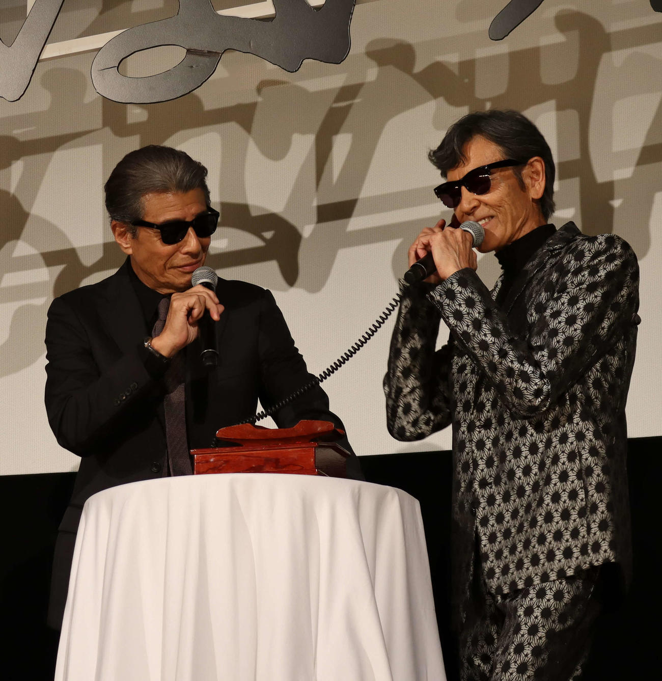 映画「帰ってきた　あぶない刑事」の大ヒット御礼舞台あいさつで、タカ＆ユージとして掛け合いする舘ひろし（左）、柴田恭兵