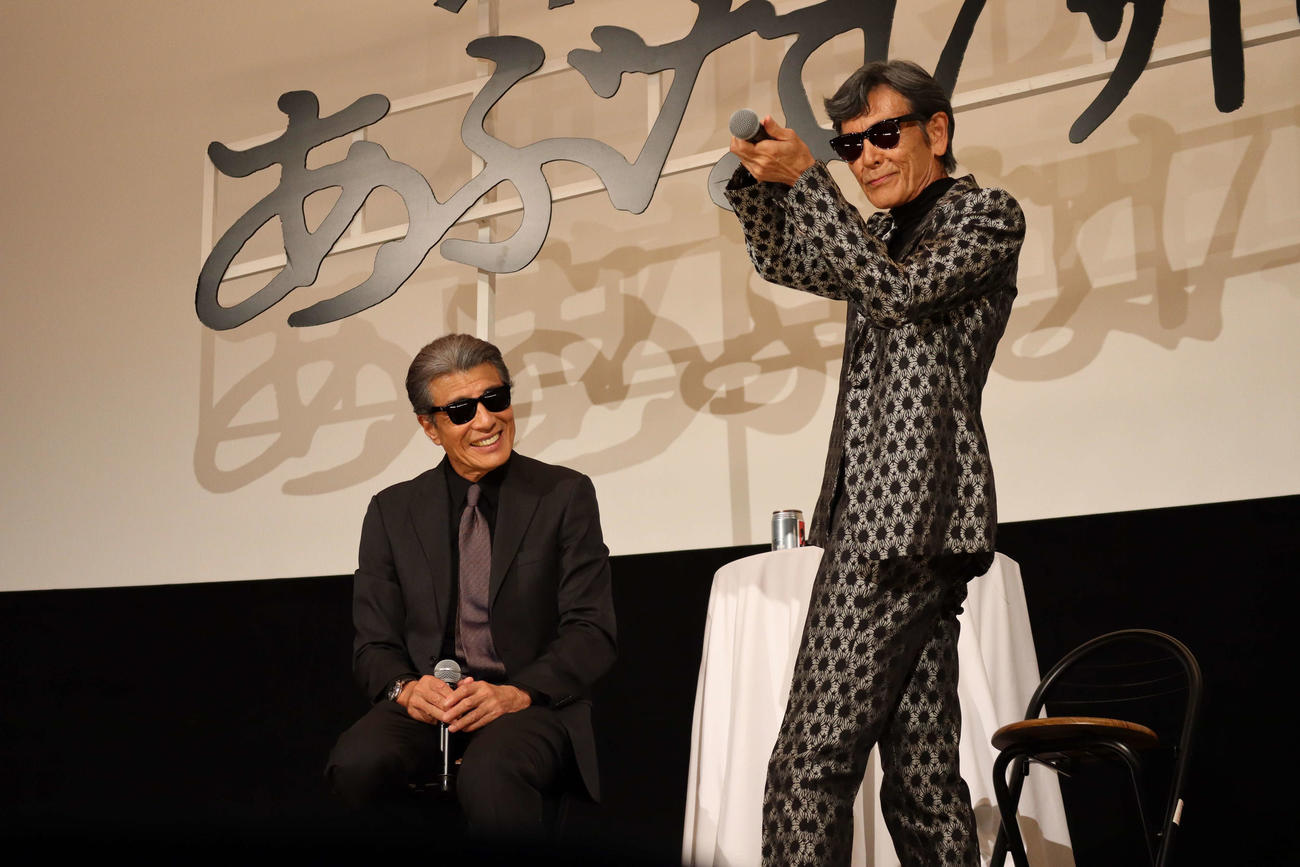 映画「帰ってきた　あぶない刑事」の大ヒット御礼舞台あいさつで、拳銃の撃ち方を披露する柴田恭兵（右）、舘ひろし