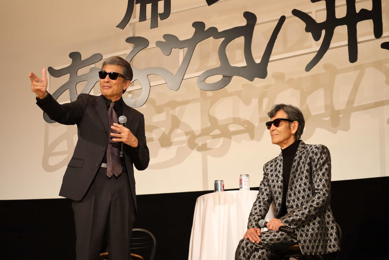 映画「帰ってきた　あぶない刑事」の大ヒット御礼舞台あいさつで、銃の撃ち方を見せる舘ひろし（左）、柴田恭兵