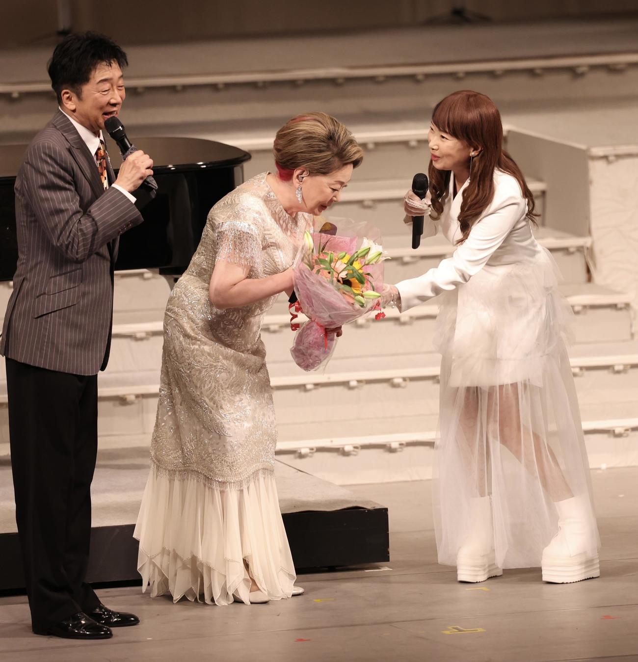 アグネス・チャン（右）から花束を受け取る由紀さおり（撮影・河田真司）