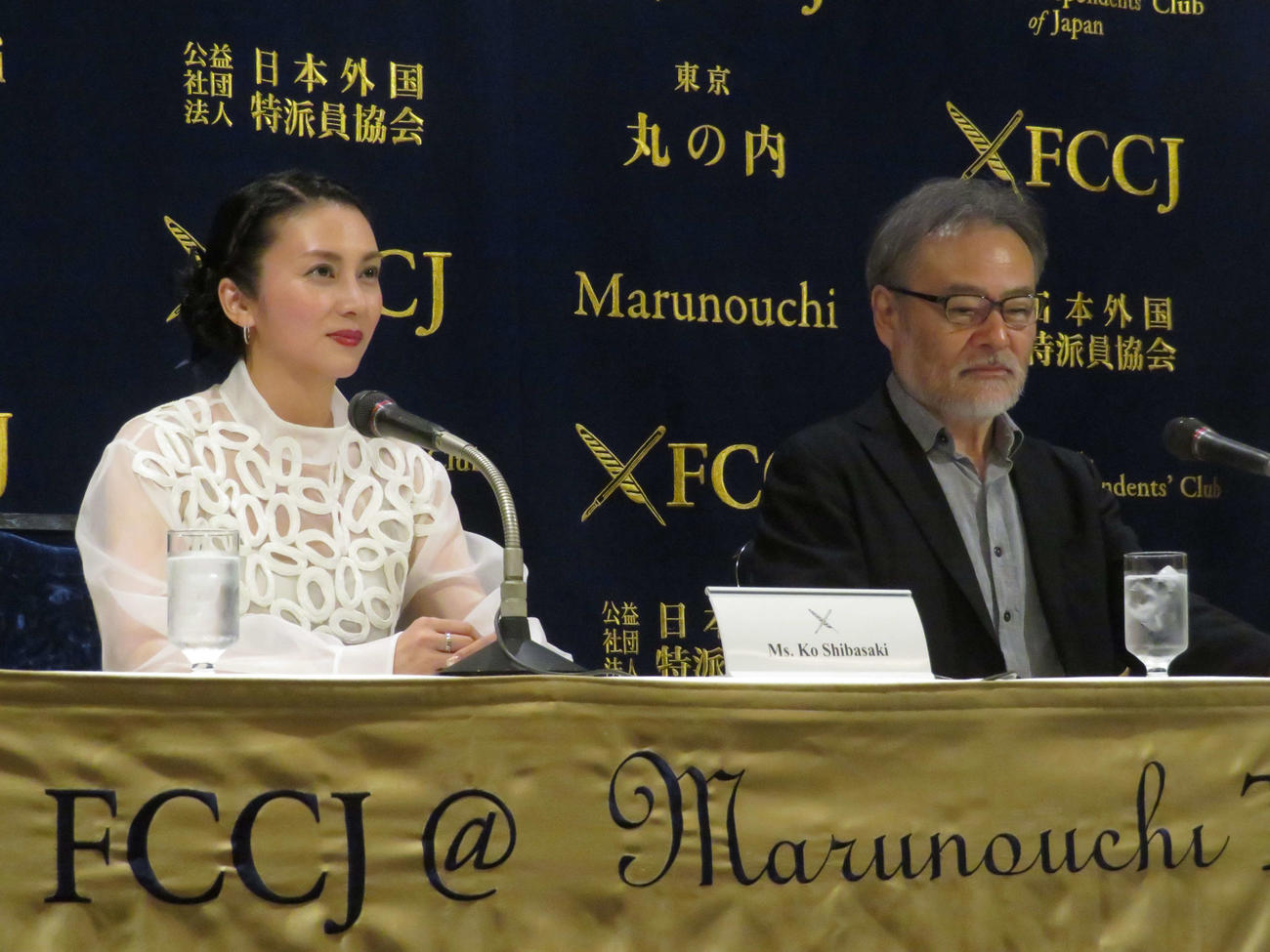 主演映画「蛇の道」の日本外国特派員協会上映会後、会見に臨んだ柴咲コウと黒沢清監督（撮影・村上幸将）
