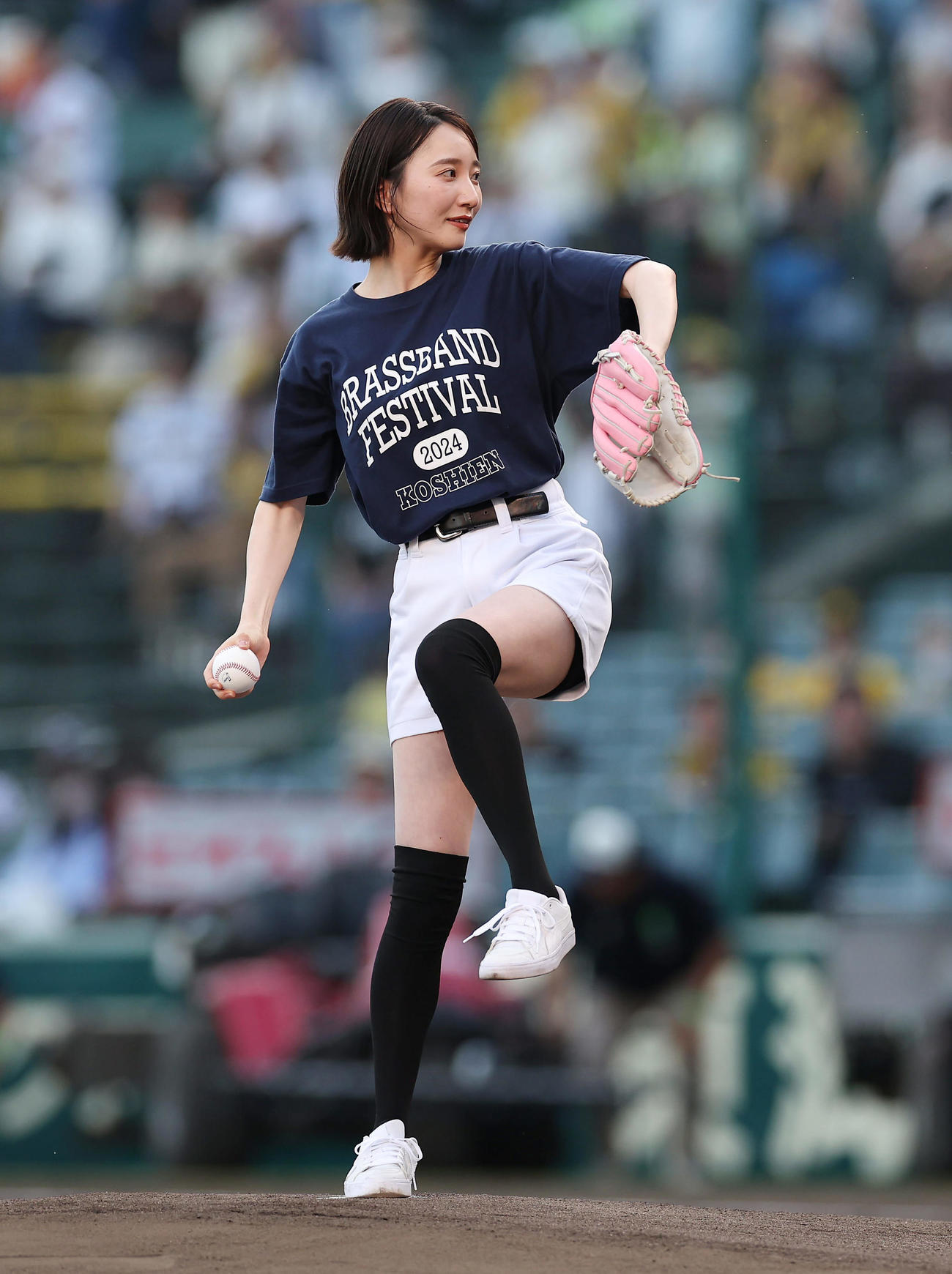阪神対楽天　ファーストピッチセレモニーで投球するABC福戸あやアナウンサー（撮影・前田充）