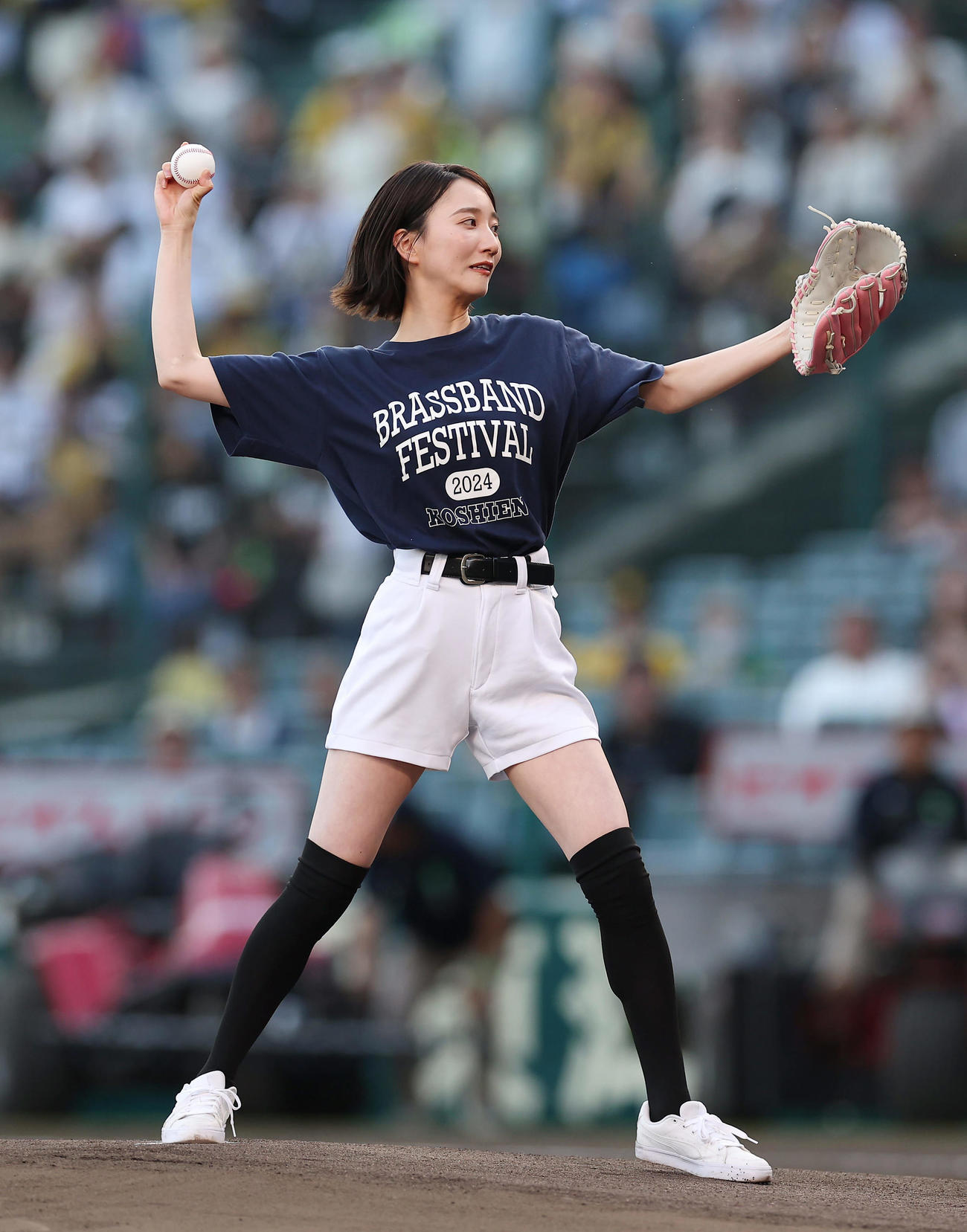阪神対楽天　ファーストピッチセレモニーで投球するABC福戸あやアナウンサー（撮影・前田充）
