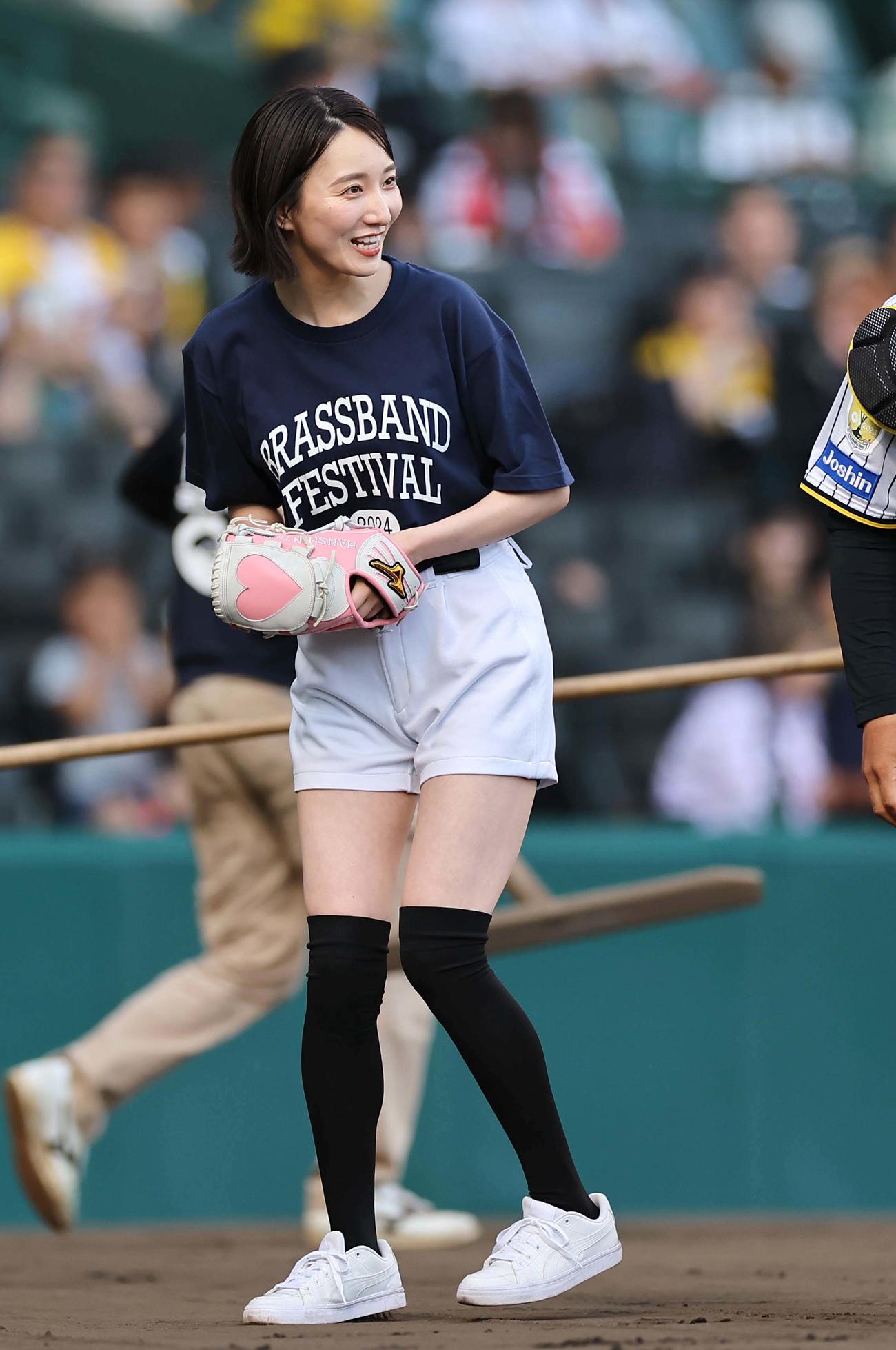 阪神対楽天　ファーストピッチセレモニーを務めるABCアナウンサーの福戸あや（撮影・上田博志）