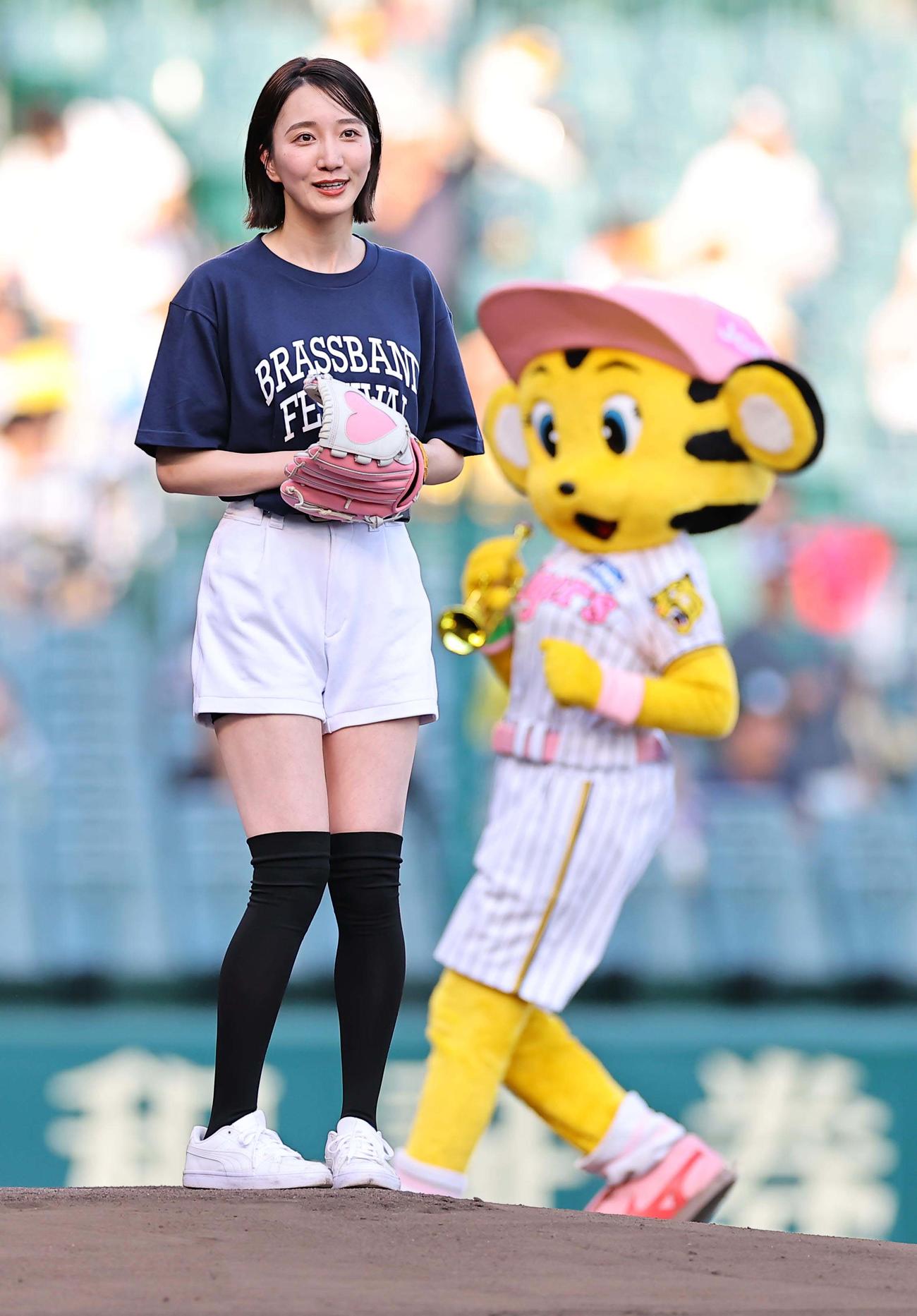 阪神対楽天　ファーストピッチセレモニーを務めるABCアナウンサーの福戸あや（撮影・上田博志）