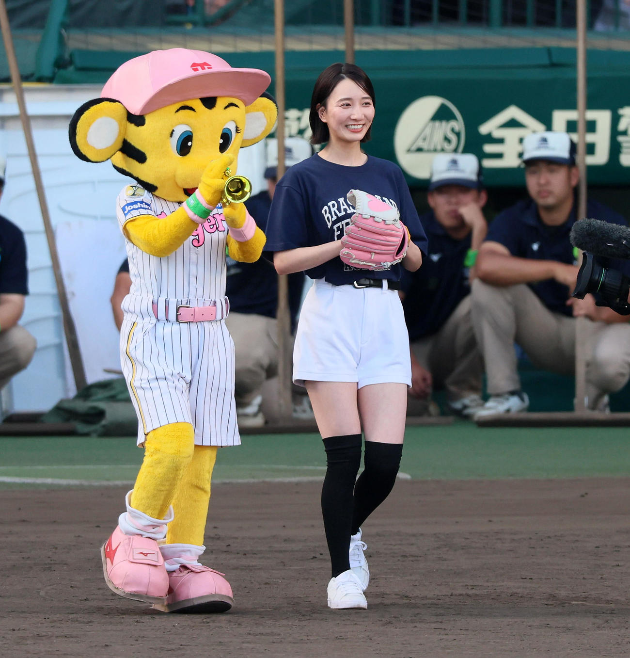 阪神対楽天　ファーストピッチを行った朝日放送の福戸あやアナウンサー（撮影・加藤哉）