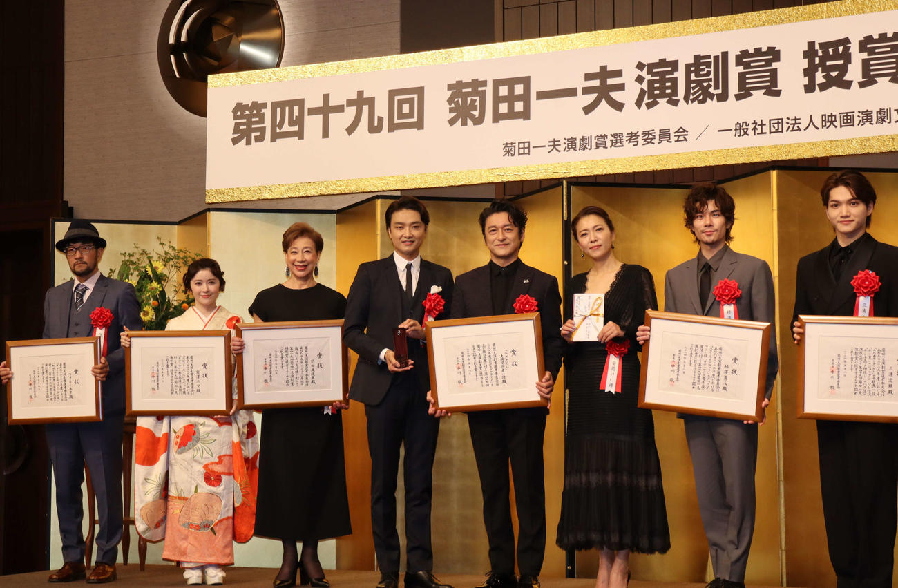 菊田一夫演劇賞授賞式に出席した、左からウォーリー木下さん、宮澤エマ、前田美波里、井上芳雄、石丸幹二、安蘭けい、柿澤勇人、三浦宏規