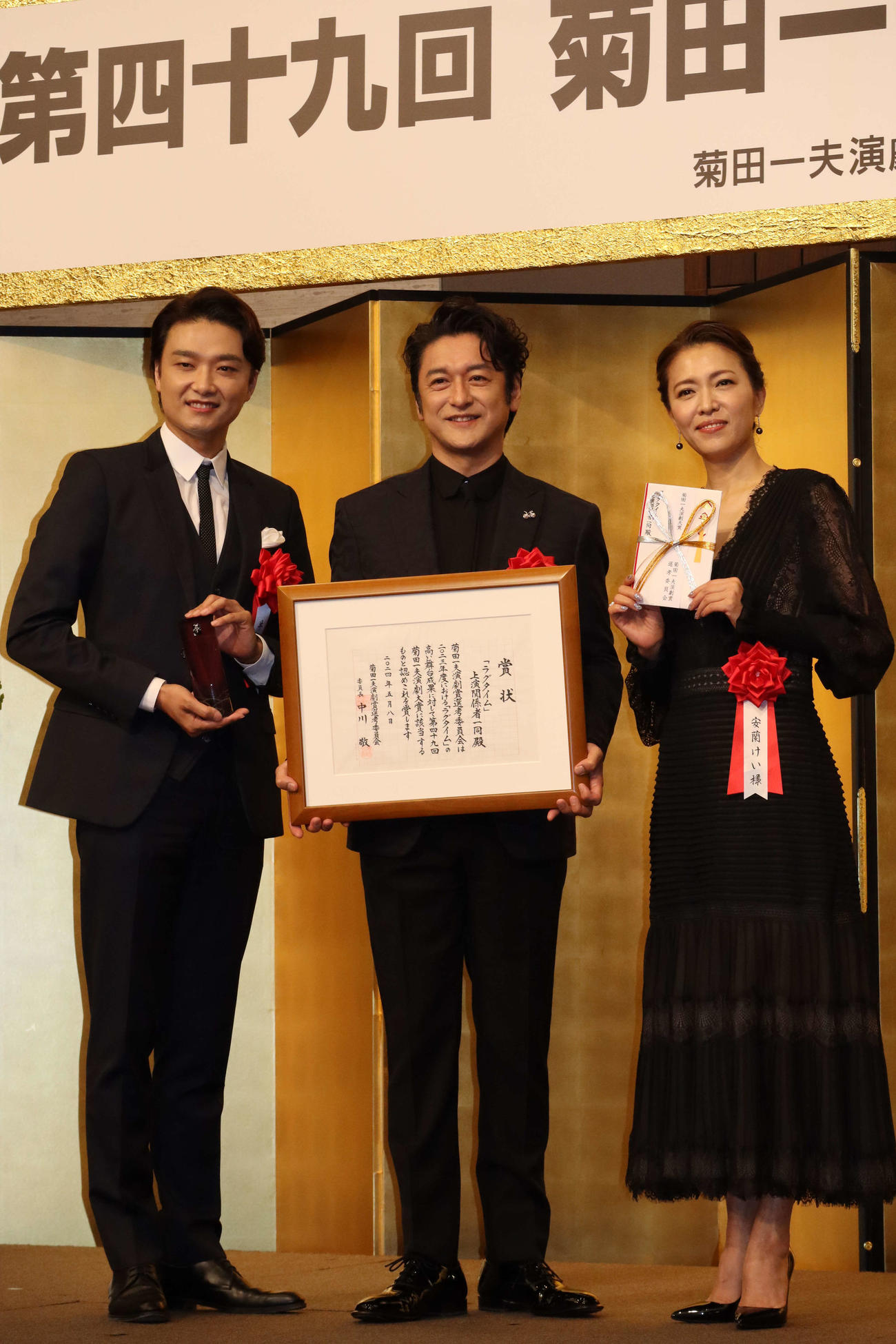 菊田一夫演劇賞大賞を受賞した「ラグタイム」の左から井上芳雄、石丸幹二、安蘭けい