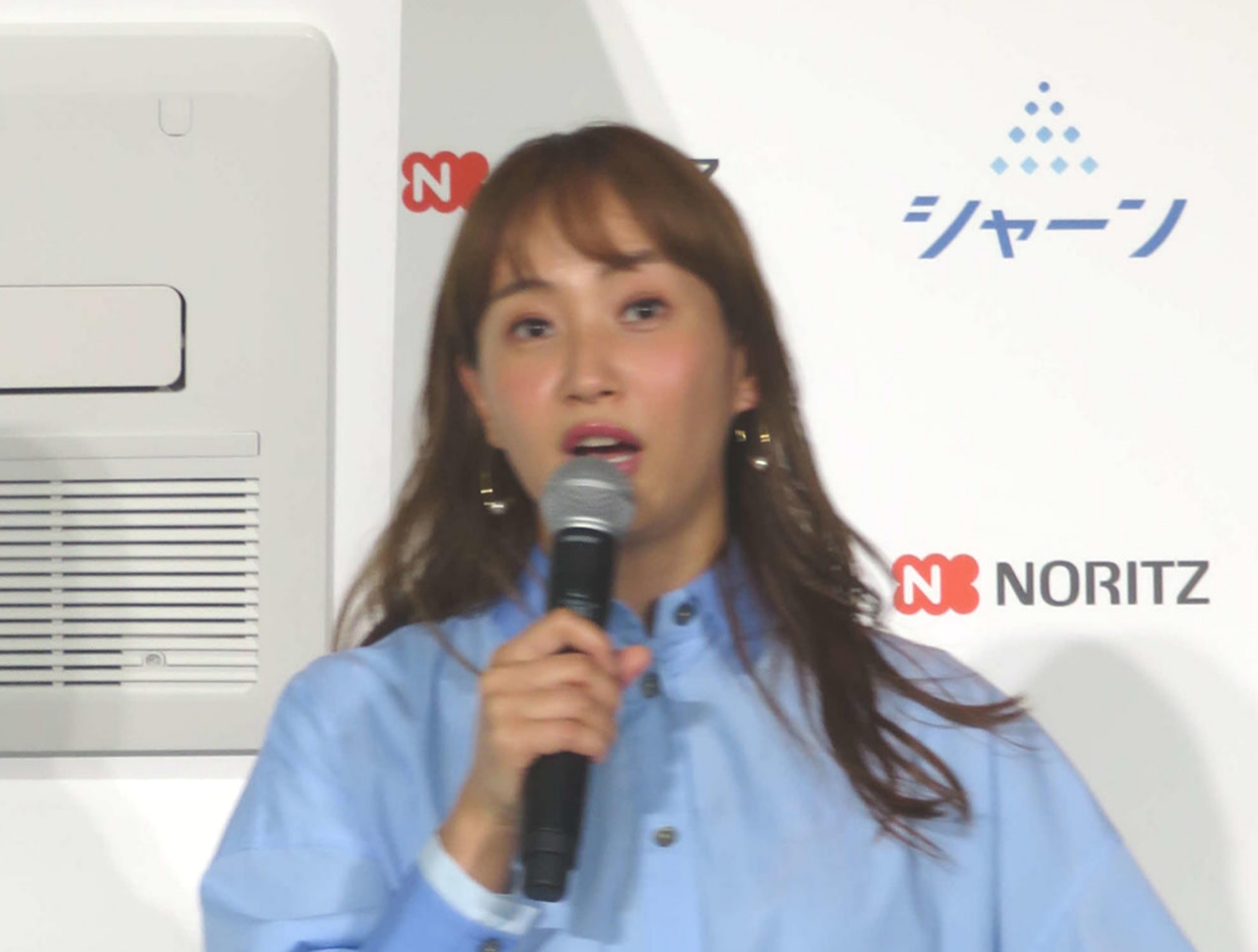ノーリツ浴室暖房乾燥機新商品発表会で取材に応じる藤本美貴（撮影・村上幸将）