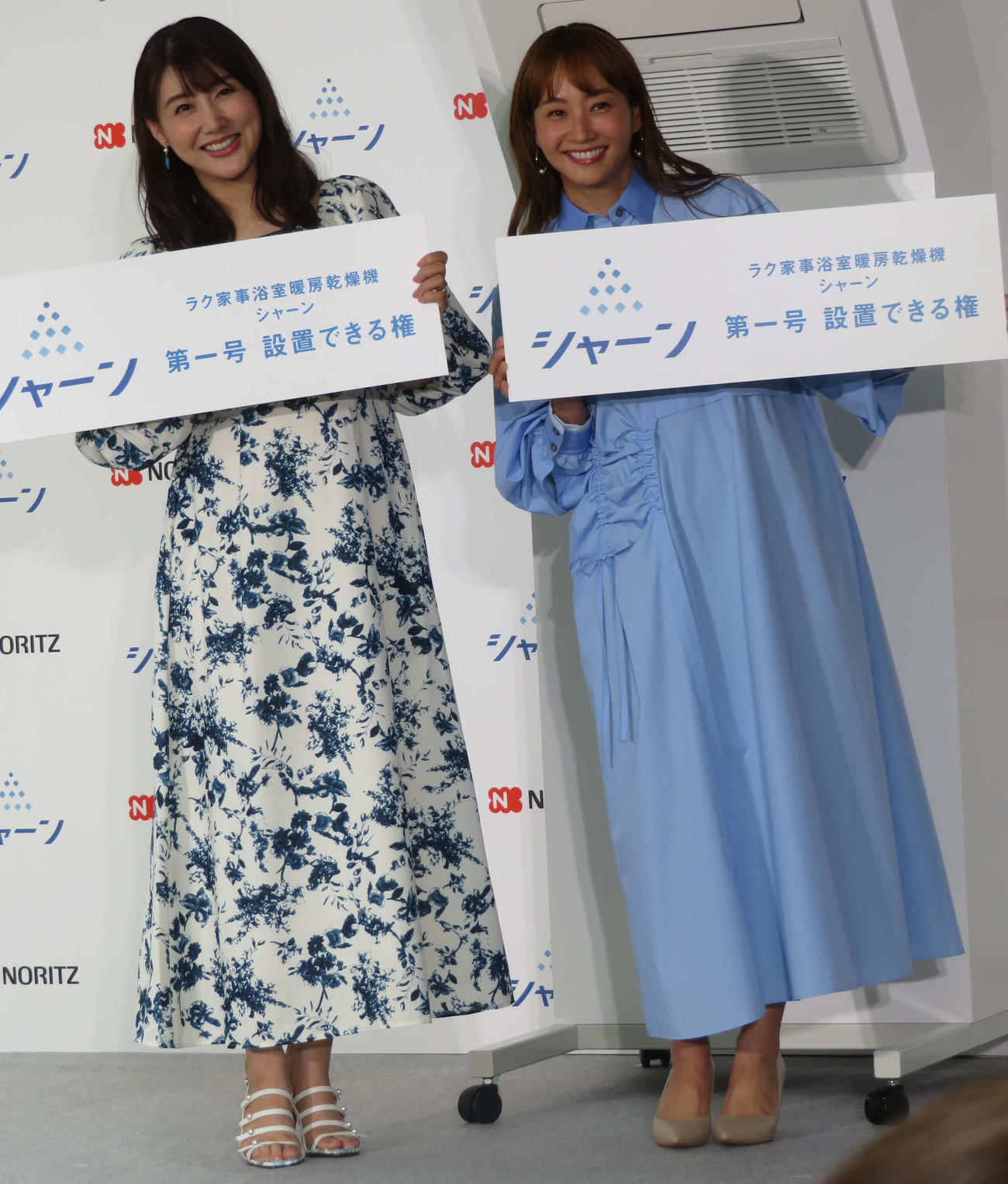 ノーリツ浴室暖房乾燥機新商品発表会で笑みを浮かべる安めぐみ（左）と藤本美貴（撮影・村上幸将）