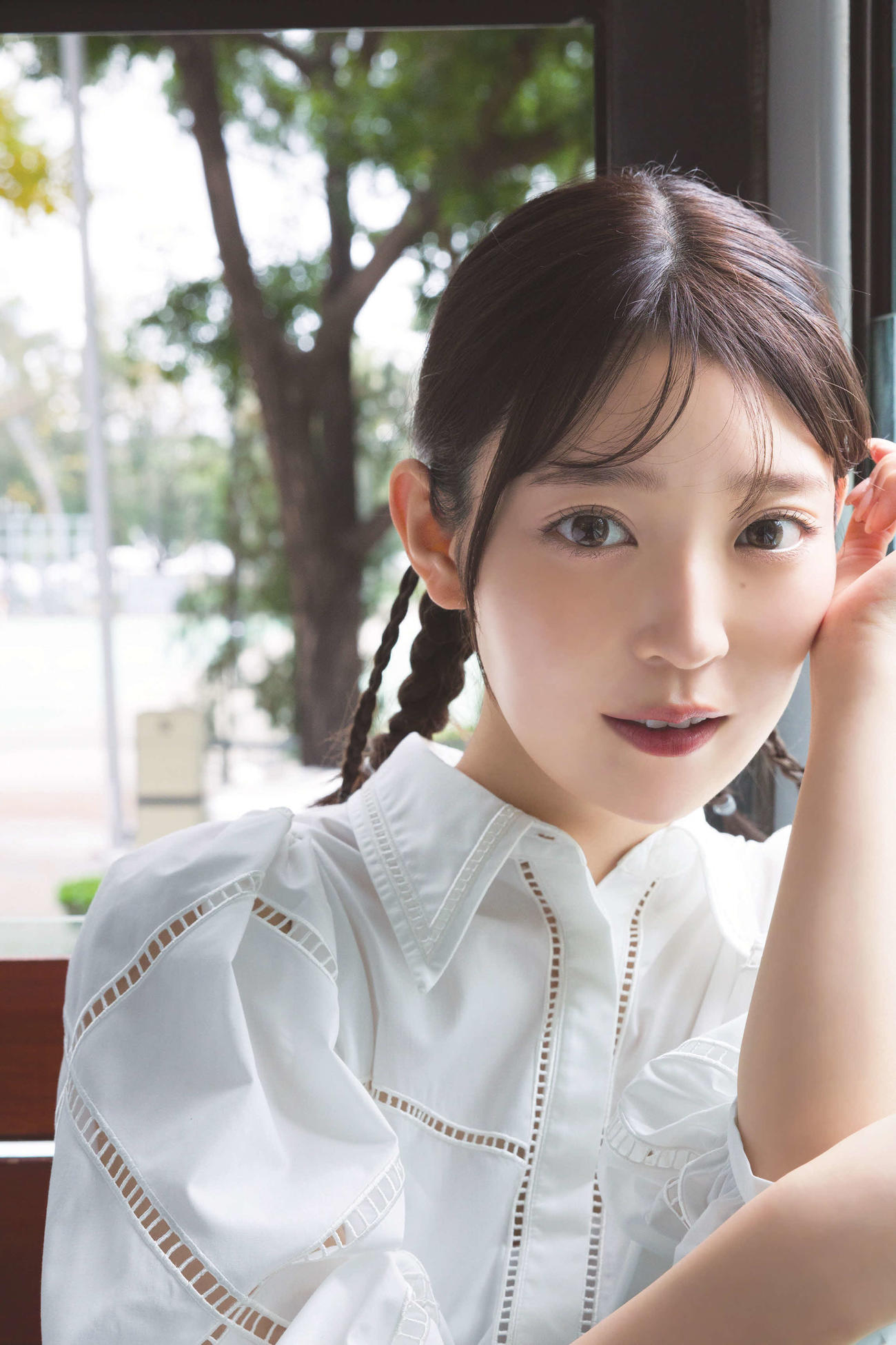 乃木坂46阪口珠美の写真集「青いバラ」セブンネット版裏表紙（撮影・Takeo Dec．氏）