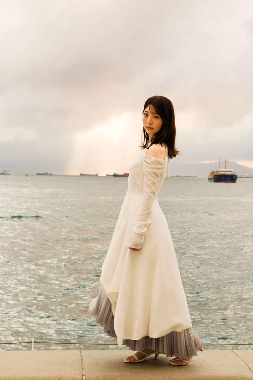 乃木坂46阪口珠美、初写真集の裏表紙＆秋元康氏の帯コメント解禁「ここにはないもの」衣装着用