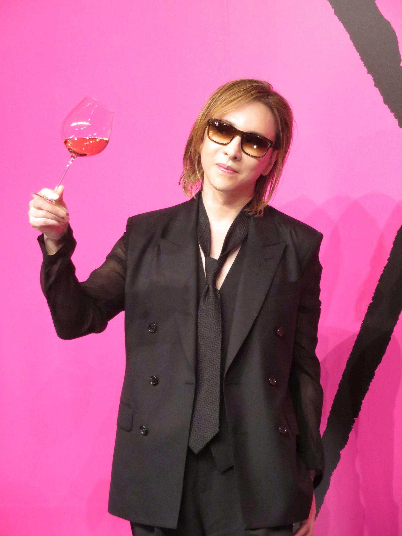 新作ロゼ・新ヴィンテージワイン発表記者会見を行ったYOSHIKI