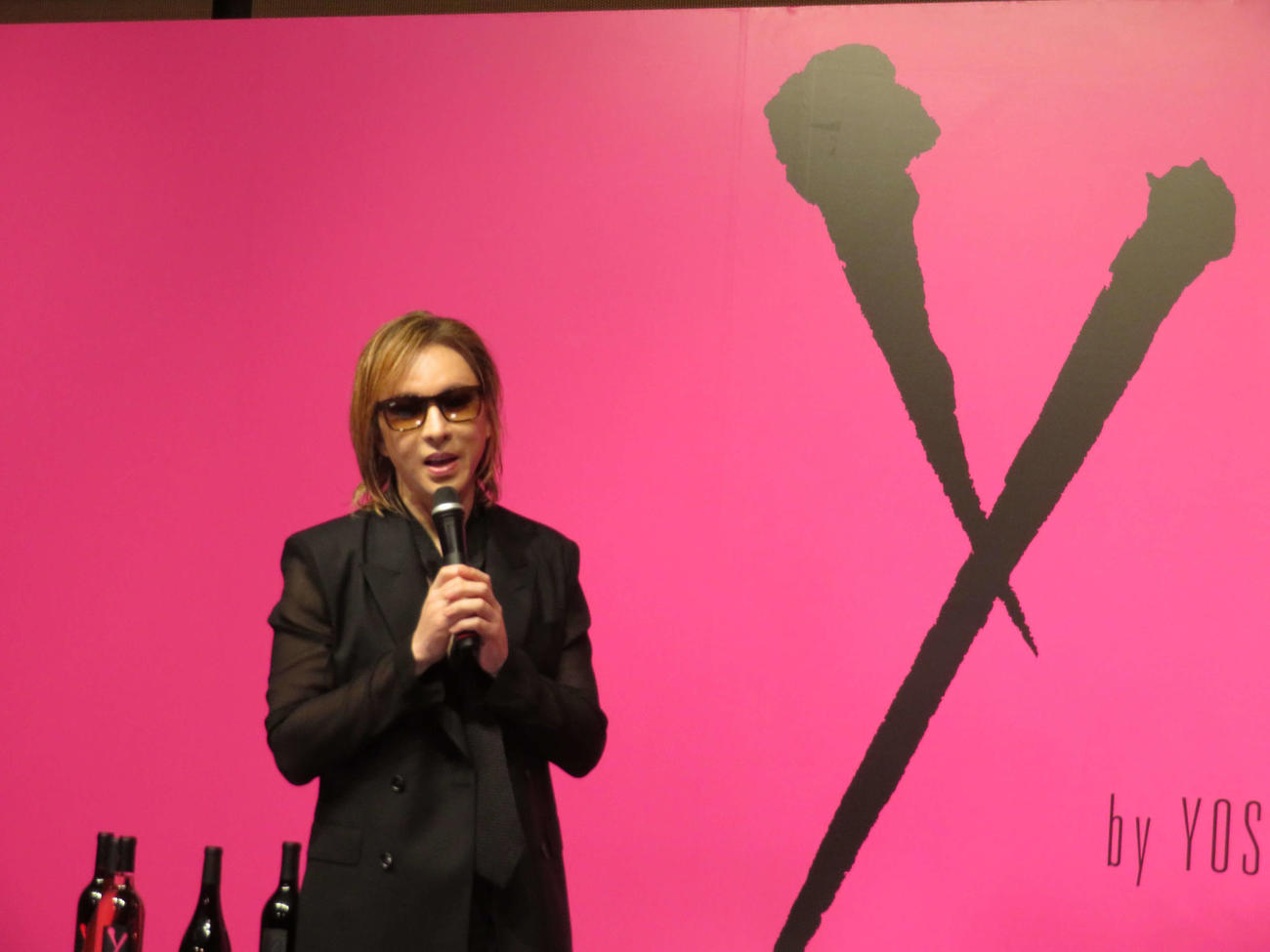 新作ロゼ・新ヴィンテージワイン発表記者会見を行ったYOSHIKI