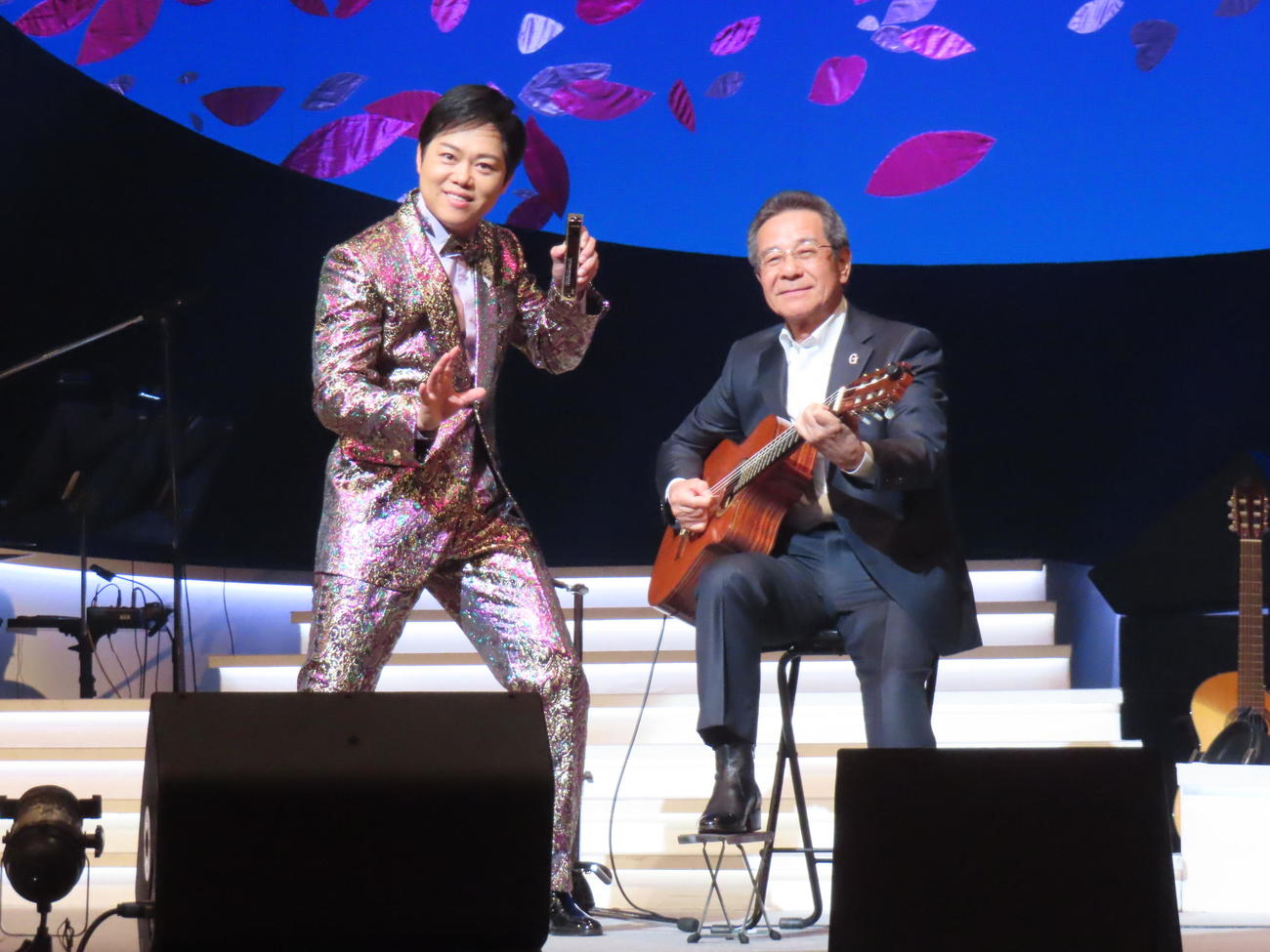 毎年恒例のリサイタル公演でハーモニカを演奏した三山ひろし（左）。右は弦哲也氏