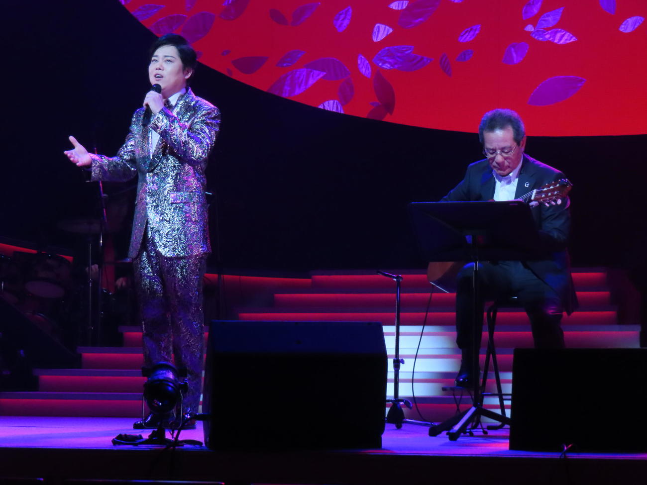 毎年恒例のリサイタル公演を開催した三山ひろし（左）。右は弦哲也氏