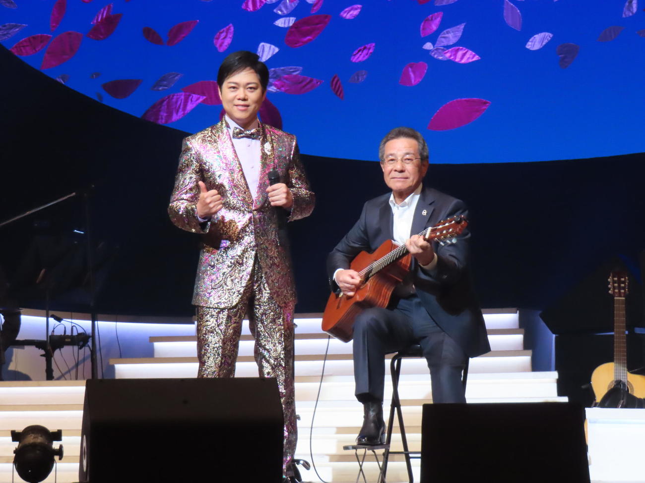 毎年恒例のリサイタル公演を開催した三山ひろし（左）。右は弦哲也氏