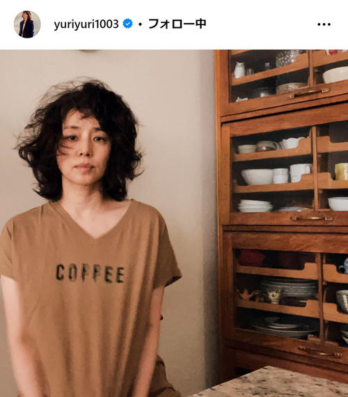 石田ゆり子が寝癖「ボンバーヘッド」写真公開「まさにアート