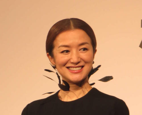 「キャー素敵」「元気そう」55歳鈴木京香、本格復帰目前”最新美貌”ショートヘア姿に歓喜殺到