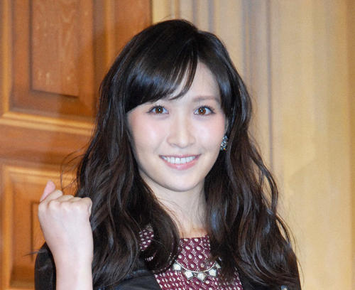 横山ルリカ、美脚際立つミニスカウエアで見事なスイング披露「身長を生かした素晴らしいスイング」