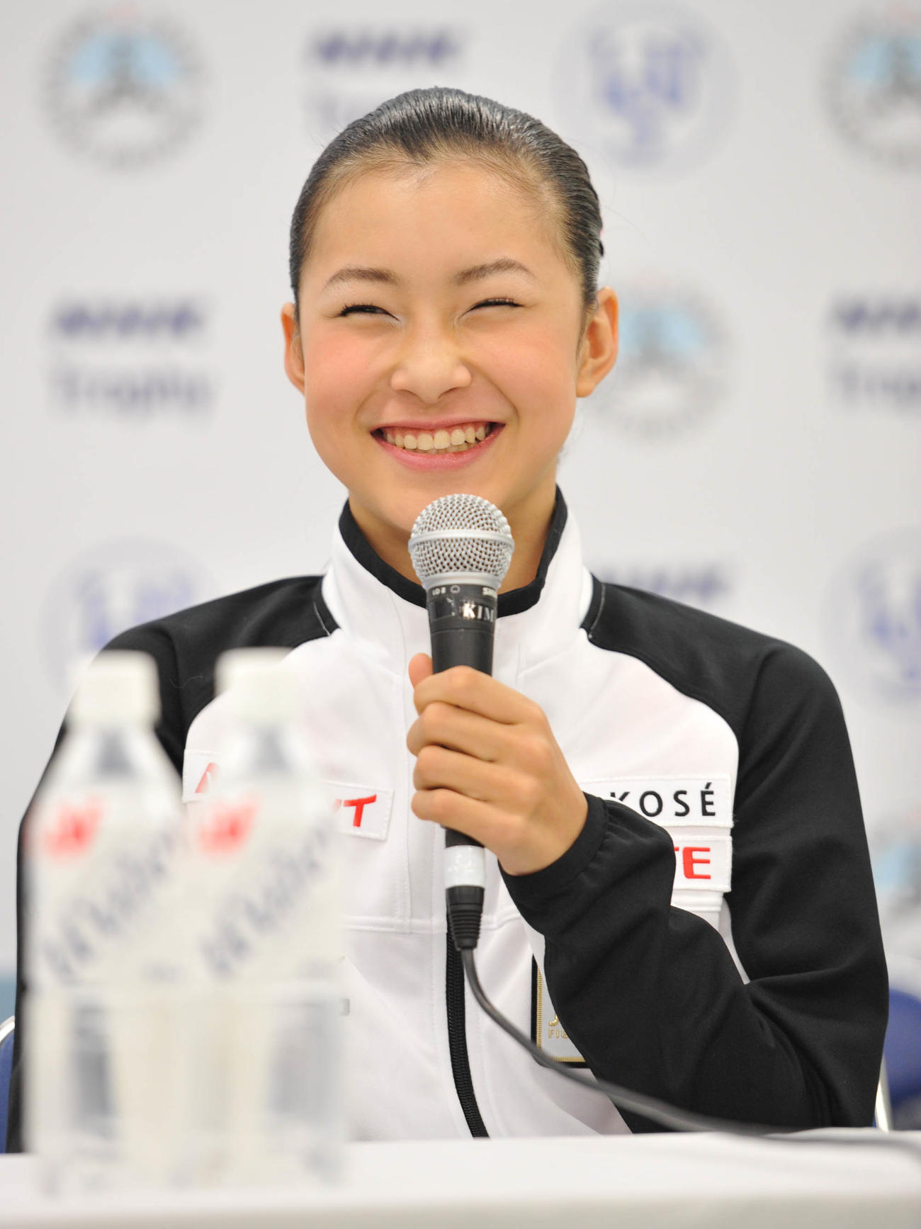 フィギュアスケートNHK杯女子シングル　ベスト3が集う記者会見に臨み笑顔を見せる村上（2010年10月22日撮影）
