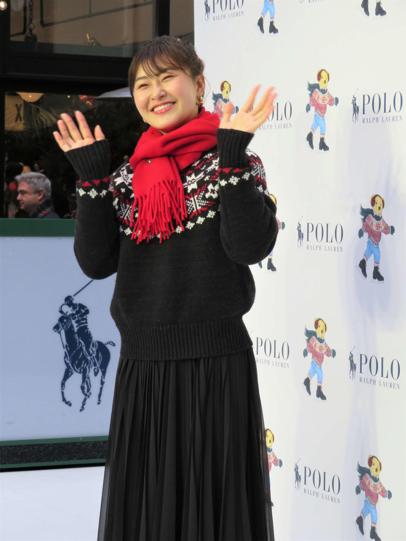 笑顔で手を振る村上佳菜子（2021年12月6日撮影）